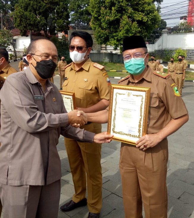 Disdukcapil Kabupaten Kuningan Menerima Piagam Penghargaan dari Disdukcapil Provinsi Jabar