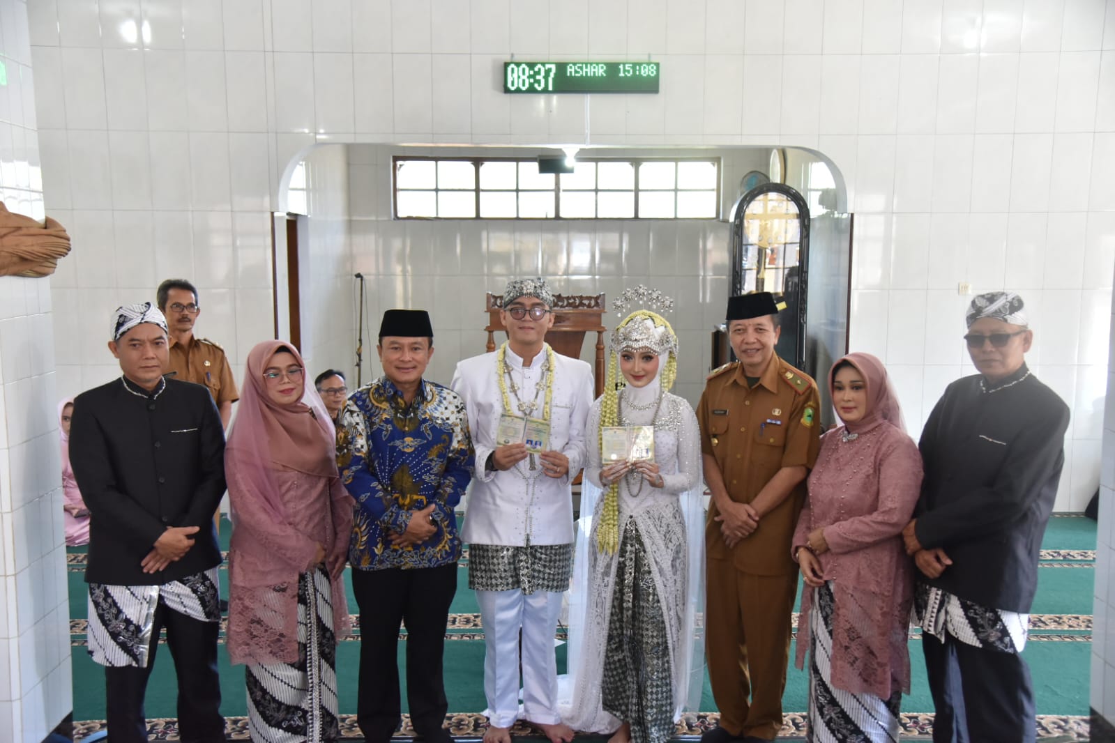 Jadi Saksi Nikah, Sekda Dian Serahkan Dokumen Kependudukan Usai Ijab Kabul